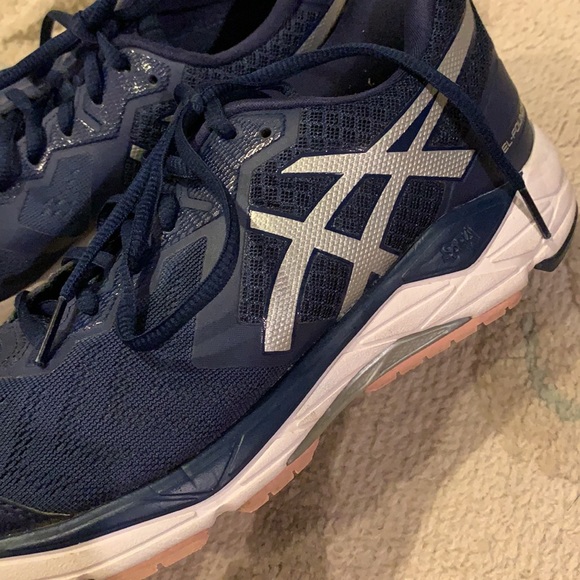 Hardly worn ASICS, size 8.5! - Picture 3 of 4